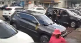 Câmeras de segurança registraram o momento em que empresário foi rendido e teve joias roubadas em um lava-jato no bairro da Cremação, em Belém.