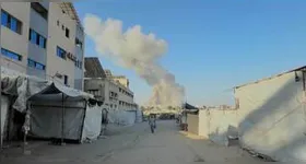 Imagem do bombardeio ao hospital em Khan Yunis, Gaza, que resultou na morte de quatro jornalistas durante a cobertura do conflito.