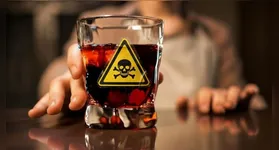 Engenheiro teria sido intoxicado por metanol em whiskey vendido lacrado; laudo não oficial confirma adulteração.