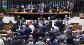 Deputados aprovam, em madrugada tensa, o PL da dosimetria após protestos no plenário e acordos que podem reduzir pela metade a pena do ex-presidente Jair Bolsonaro.