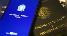 Foto da Carteira de Trabalho e Previdência Social (CTPS) nas versões digital e impressa.