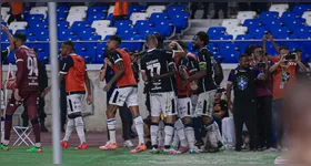 Jogadores do Remo comemoram um dos gols da vitória de virada que garantiu o acesso à Série A.