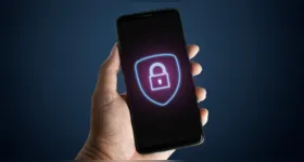 Em 2024, segundo o Anuário de Segurança Pública, cerca de 917 mil celulares foram roubados ou furtados, o que equivale a aproximadamente 2.512 dispositivos por dia.