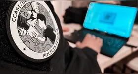 Durante as diligências, dois homens foram presos em flagrante por armazenarem material de abuso sexual infantojuvenil em seus celulares.