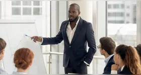 Aprenda técnicas de respiração, dicção, entonação e expressão corporal para se comunicar com segurança em público. Inscrições abertas e vagas limitadas!