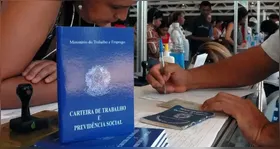 Taxa de desemprego no Brasil atingiu 5,6% no trimestre encerrado em julho, menor nível desde 2012, enquanto população ocupada e massa salarial batem recordes, segundo o IBGE.