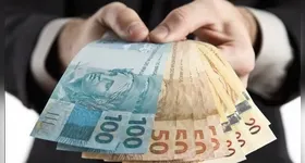 Famílias brasileiras enfrentam recorde de 10% da renda comprometida com juros, revelando crise de endividamento