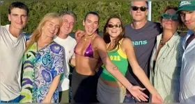 Dua Lipa aproveita passeio por Angra dos Reis ao lado de Luciano Huck, Angélica e familiares.