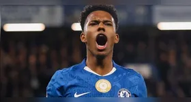 Brasileiro marcou um dos três da equipe inglesa.