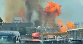 Explosão de caminhão com carga inflamável causa destruição e deixa vítimas na Cidade do México, nesta quinta-feira (11).