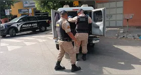 Homem acabou preso após comparecer à sede da PM em Governador Valadares para registrar ocorrência de agressão.