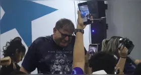 Momento de pura celebração: Guto Ferreira recebe banho gelado dos jogadores após a histórica virada por 3 a 1 sobre o Goiás