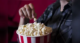 Entenda se cinemas podem barrar a entrada de alimentos e quais são seus direitos como consumidor. Informações sobre o Código de Defesa do Consumidor.