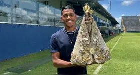 Atacante Pedro Rocha do Clube do Remo se prepara para sua primeira experiência no Círio de Nazaré em Belém