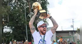 A permanência de Rossi no Paysandu é incerta. Novo executivo, Marcelo Sant’ana, reavalia custo-benefício e propõe redução salarial de Rossi para 2026.