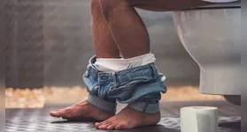 Urinar em pé pode parecer prático, mas gotículas microscópicas de urina podem se espalhar por distâncias maiores do que imaginamos.