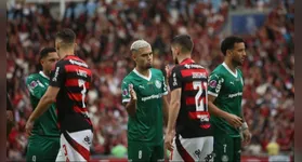 Flamengo e Palmeiras buscam vitória na Libertadores neste sábado (29).