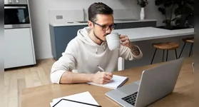 O trabalho é completamente remoto com algumas exigências aos trabalhadores.