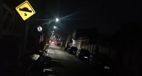 Segundo a denúncia, um trecho da via segue sem energia.