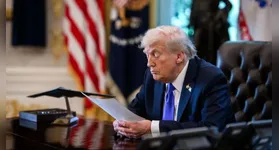 Após anunciar ofensiva contra narcotráfico, Trump agora sugere fechamento do espaço aéreo da Venezuela, elevando as tensões com o governo Maduro.