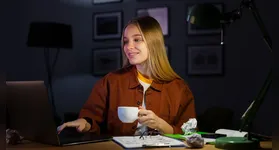 Avanço do digital transformou o trabalho noturno remoto em uma oportunidade real para quem quer conciliar rotina pessoal, gerar renda extra e atuar no digital.