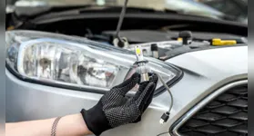 Condições específicas como travessia por túneis, chuva, neblina ou qualquer situação que reduza a visibilidade também exigem farol aceso.