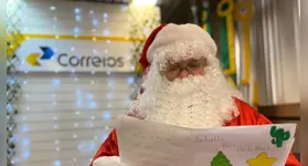 Quem deseja adotar um pedido deve selecionar uma carta, comprar o presente solicitado e entregá-lo bem embalado, com a correspondência fixada na parte externa, em uma unidade dos Correios.