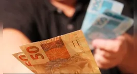 Servidores consideram o auxílio justo, enquanto críticos questionam se os recursos não poderiam ser destinados a áreas mais essenciais.