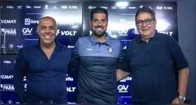 Técnico António Oliveira ao lado do executivo Marcos Braz e do presidente Antônio Carlos Teixeira