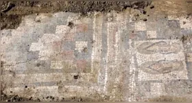 Mosaico de 1.600 anos encontrado na Sicília retrata sandálias que lembram chinelos modernos, em antigo complexo de banhos romanos.