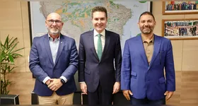 Da esquerda para direita: Prefeito de Viseu, Cristiano Vale, Ministro das Cidades, Jader Filho e o ex-prefeito de Viseu, Isaías Neto.