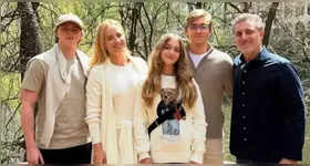 Angélica e Luciano Huck com os filhos Joaquim, Benício e Eva em momento especial em família.