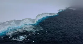 Apesar de ser um processo natural, o sumiço dos grandes pedaços de gelo na região mais fria do planeta tem crescido devido às mudanças climáticas provocadas pelos seres humanos.