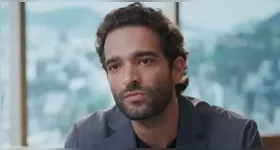 Durante capítulo emocionante, ator passou a máquina nos fios ao lado da personagm Solange (Alice Wegman), que espera gêmeos.