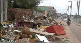 Sofá, vaso sanitário, MDF e outros resíduos se acumulam às margens do Canal do Ariri.