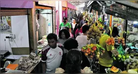 Estrutura provisória construída para remanejar comerciantes da feira do Guamá.