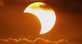 O eclipse solar acontece quando a Lua se posiciona entre o Sol e a Terra, bloqueando parcialmente o disco solar.
