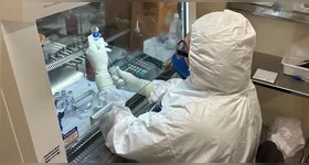 A bomba funciona por pressão de um balão de silicone e não possui partes eletrônicas, o que garante segurança e praticidade.