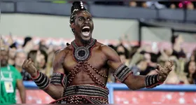 Tranca-Rua é uma das falantes mais conhecidas de Exu, figura que remete à ancestralidade africana e presente nas manifestações culturais brasileiras, como o carnaval