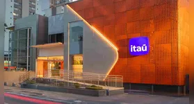Itaú inicia demissões em massa, gerando polêmica sobre trabalho remoto e lucros bilionários. Sindicato critica a decisão e questiona a ética da empresa.