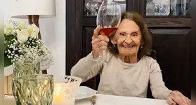 Laura Cardoso posa com taça de vinho para comemorar aniversário.