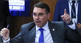 Senador falou sobre o crime nas redes sociais, e afirmou que a família teria sido feita refém