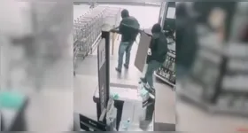 As gravações mostram um carro preto chegando ao estacionamento do supermercado, de onde saíram pelo menos quatro homens fortemente armados.