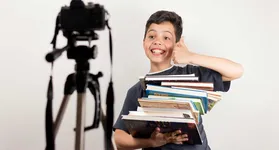 Editoras apostam em parcerias literárias para aproximar criadores de conteúdo e novos leitores.