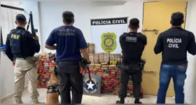 No compartimento oculto, os agentes encontraram 290 tabletes de substância análoga ao skunk e 19 tabletes de cocaína. O material apreendido totalizou aproximadamente 310 quilos de entorpecentes.