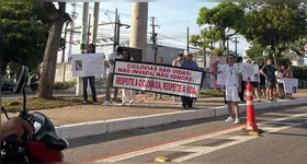 Manifestantes exibem faixas e cartazes na Avenida João Paulo II, em Belém, pedindo respeito à ciclofaixa.