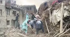 Terremoto de magnitude 6 deixa mais de 800 mortos no Afeganistão.