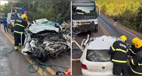 Carro destruído após colisão frontal; vítimas foram retiradas com guincho, caminhão ficou praticamente intacto