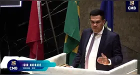 O vereador Igor Andrade durante pronunciamento em homenagem aos 15 anos do DOL na Câmara de Belém.