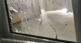 Vidro quebrado de janela atingida durante operação policial no Rio de Janeiro